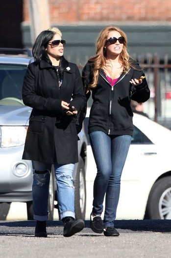 003~20 - 0-0 SO UNDERCOVER - ARRIVING ON THE SET