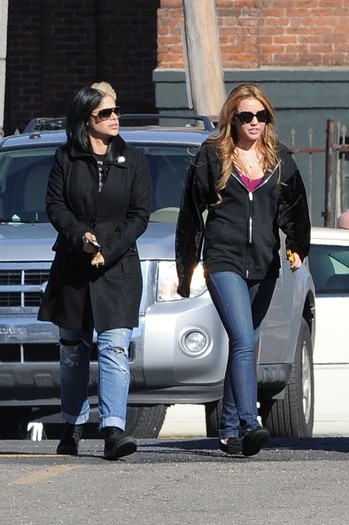 004~19 - 0-0 SO UNDERCOVER - ARRIVING ON THE SET