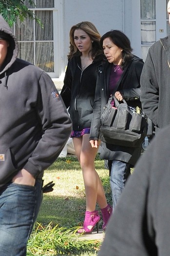 005~19 - 0-0 SO UNDERCOVER - ARRIVING ON THE SET