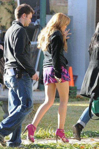 006~19 - 0-0 SO UNDERCOVER - ARRIVING ON THE SET