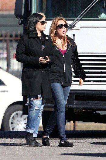 009~17 - 0-0 SO UNDERCOVER - ARRIVING ON THE SET