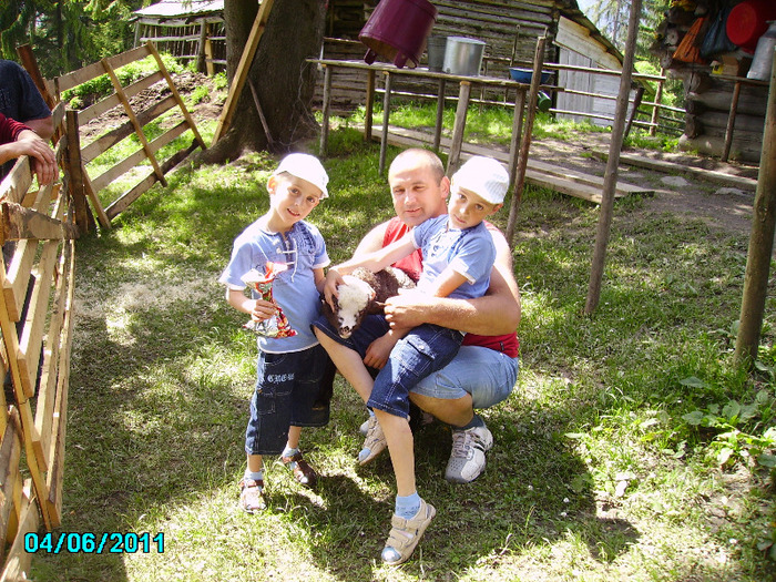 Eu cu copii si un miel dragalas - Stana noastra de vaci si oi 2010