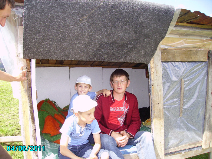 A fiuk a verebest probaljak