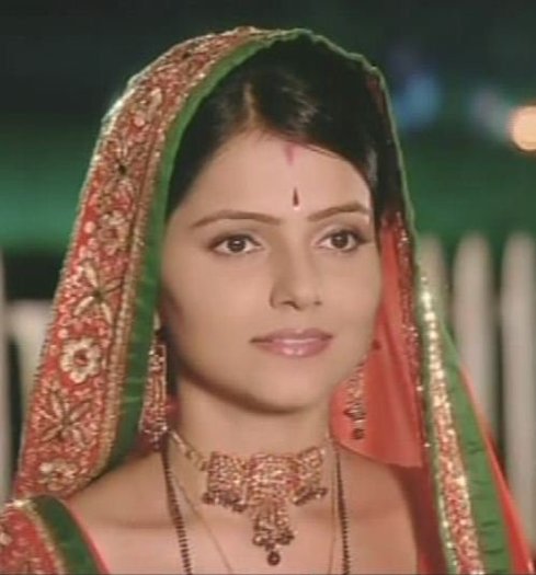 197597_149389298456706_100001569116892_335397_6404652_n - radika choti bahu