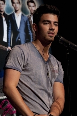 -08-05-10-Jonas-Brothers-Chicago-Press-Conference-joe-jonas-14513535-265-400