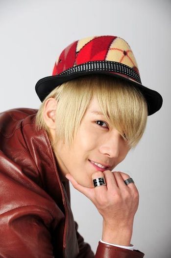 Lee-HongGi-lee-hong-ki-20320274-400-601 - o Hong Ki o