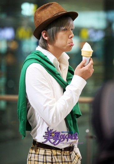 25tys6d - o Hong Ki o