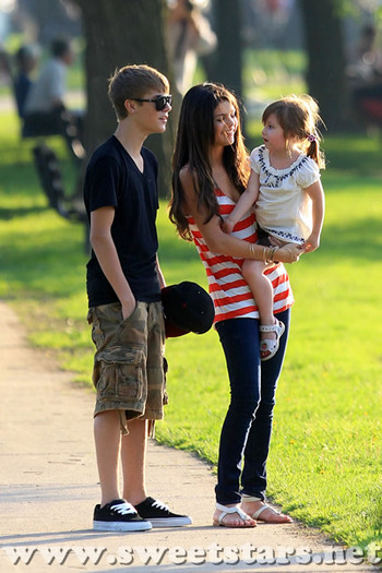 justin-bieber-selena-gomez-family-park-birthday-kiss-toronto-june-2011-24 - Justin Bieber si Selena Gomez