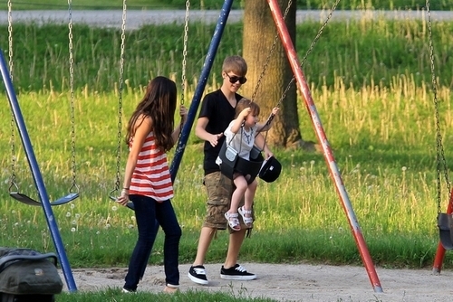 ura - Selena Si JB in park