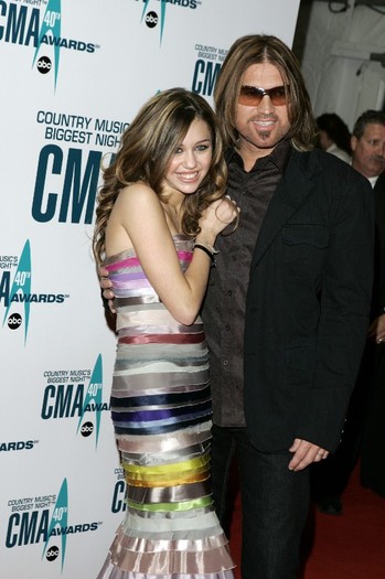 112 - 0-0 40th Annual CMA Awards - Arrivals