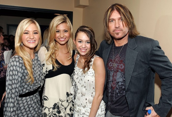 046 - 0-0 34th Annual American Music Awards - Press Room