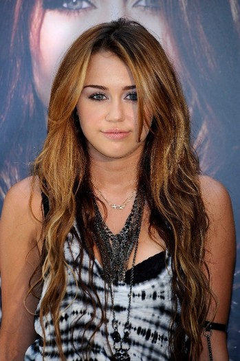 mileycyruspresentshernewalbum_tikipetercelebritycity023