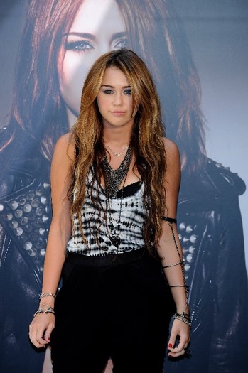 mileycyruspresentshernewalbum_tikipetercelebritycity026
