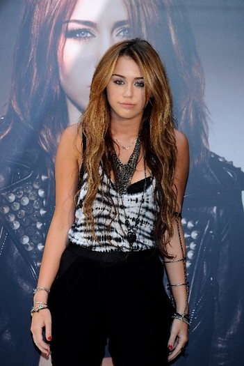 mileycyruspresentshernewalbum_tikipetercelebritycity027