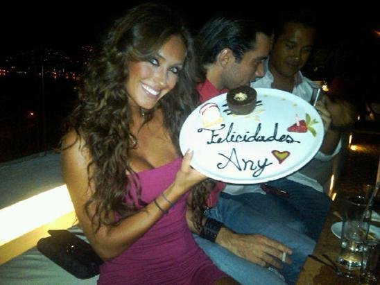 32527_118996994799633_100000680003540_146266_5009561_n - Anahi 6