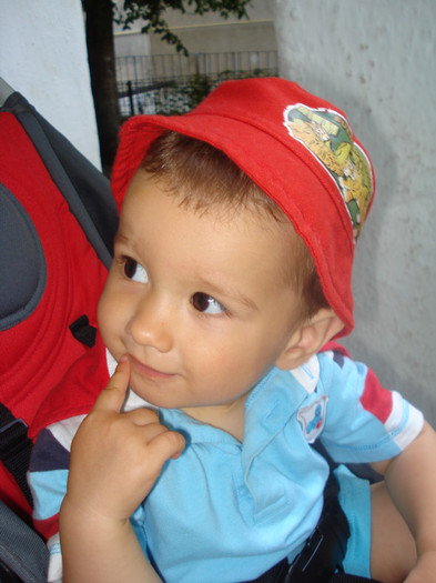 AICI MA PUPA FETELE:))