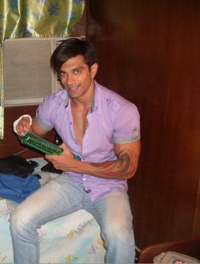 189836_181566098556889_176594099054089_415832_7445938_n - Karan Singh Grover from the sets of Dill Mill Gaye Part 1