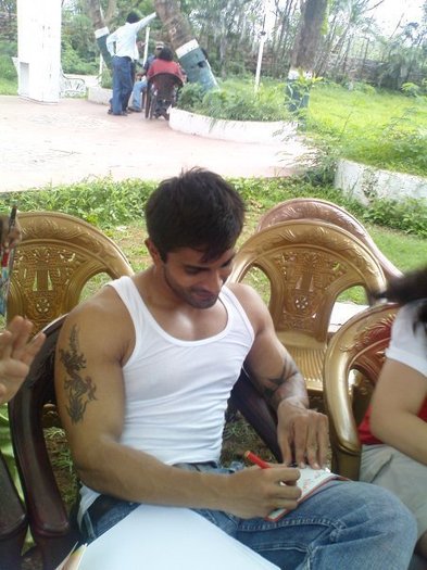 198953_181565865223579_176594099054089_415816_6685561_n - Karan Singh Grover from the sets of Dill Mill Gaye Part 1