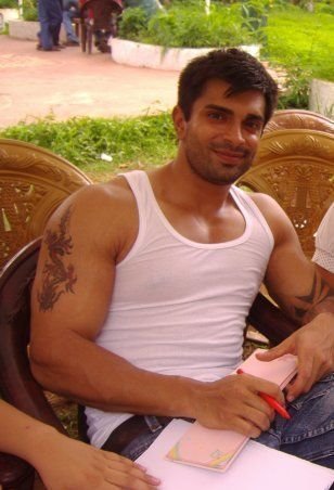 199648_181565811890251_176594099054089_415812_8081677_n - Karan Singh Grover from the sets of Dill Mill Gaye Part 1
