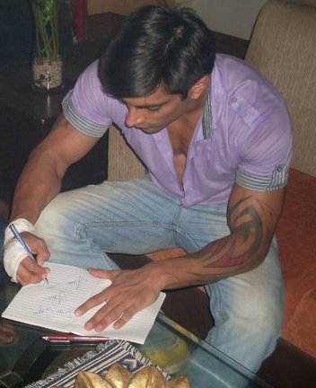 200053_181566168556882_176594099054089_415836_2594163_n - Karan Singh Grover from the sets of Dill Mill Gaye Part 1