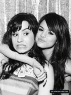 11635524_EPXUGRRBF - Demi Lovato si Selena Gomez