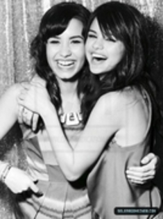 11635532_HAFKVFQWV - Demi Lovato si Selena Gomez