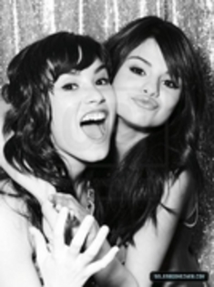 11635535_JHOGOOLZK - Demi Lovato si Selena Gomez