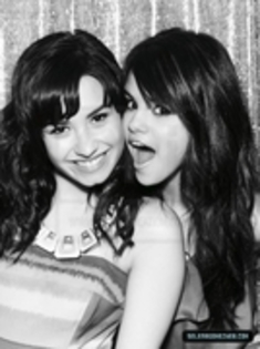 11635537_XTFNBJNCF - Demi Lovato si Selena Gomez