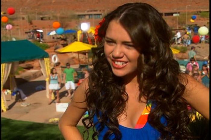 005 - 0-0 High School Musical 2 DVD Extra On Set With Miley