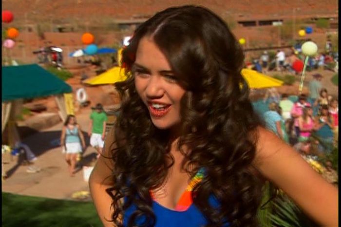 007 - 0-0 High School Musical 2 DVD Extra On Set With Miley