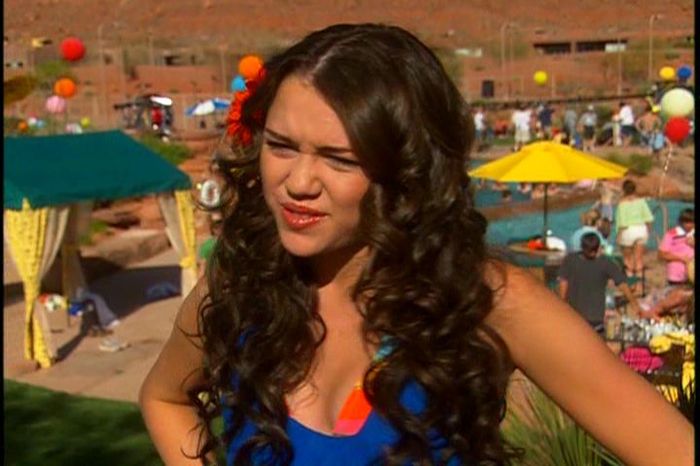 009 - 0-0 High School Musical 2 DVD Extra On Set With Miley