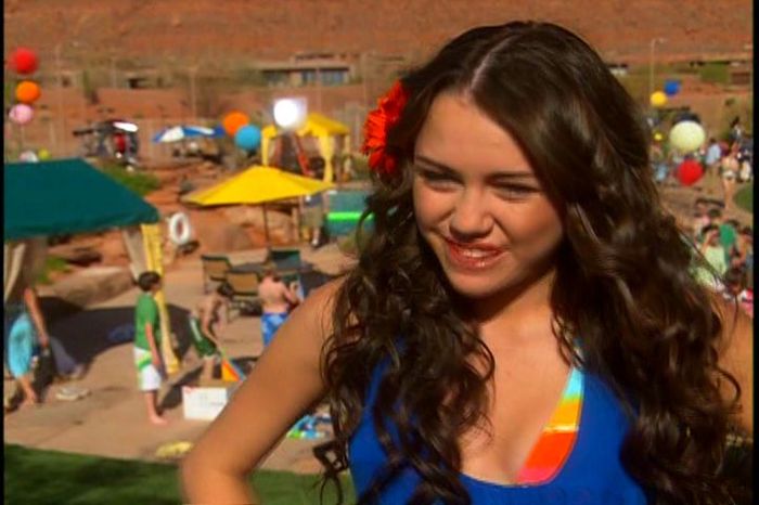 012 - 0-0 High School Musical 2 DVD Extra On Set With Miley