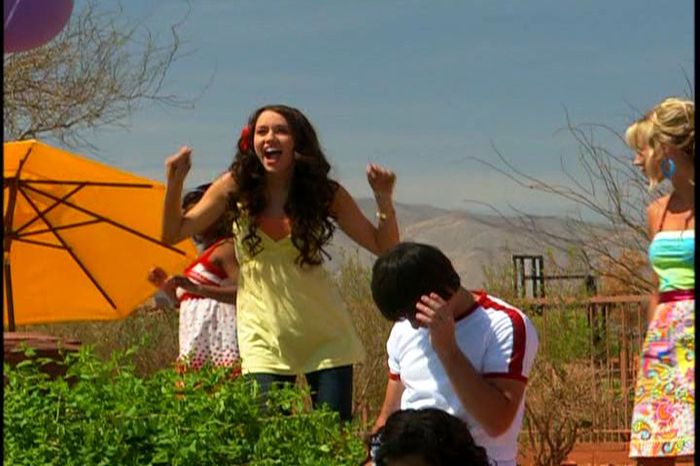 028 - 0-0 High School Musical 2 DVD Extra On Set With Miley