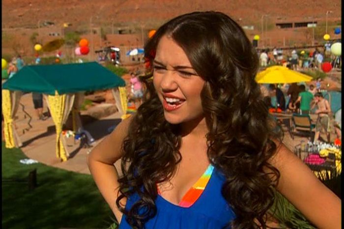 030 - 0-0 High School Musical 2 DVD Extra On Set With Miley