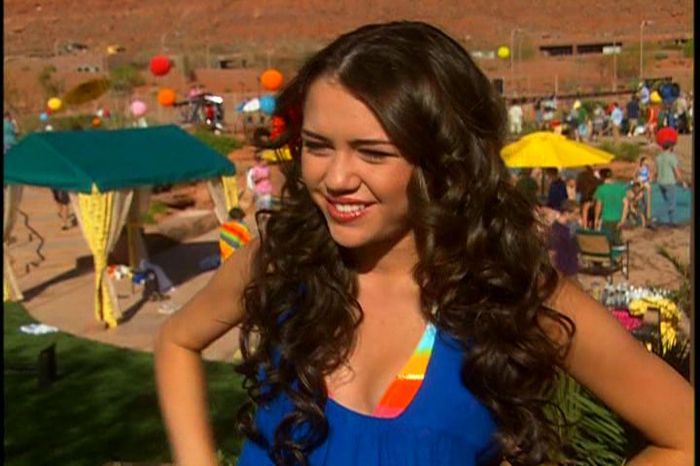 032 - 0-0 High School Musical 2 DVD Extra On Set With Miley