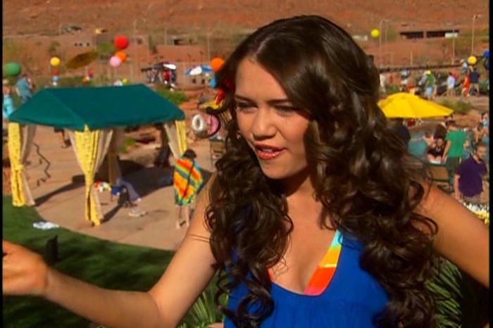 033 - 0-0 High School Musical 2 DVD Extra On Set With Miley