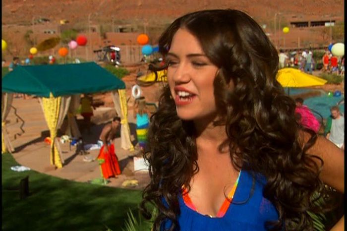 041 - 0-0 High School Musical 2 DVD Extra On Set With Miley