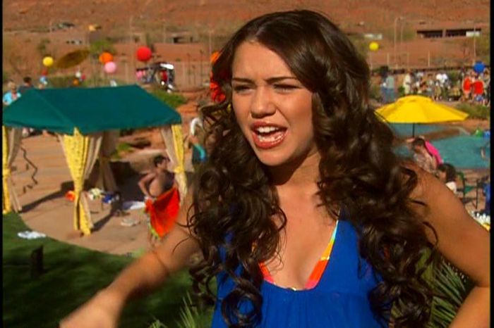 042 - 0-0 High School Musical 2 DVD Extra On Set With Miley