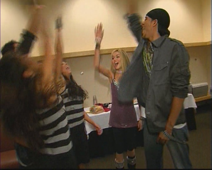 KMP-DVD[(006061)00-02-14] - 0-0  High School Musical 2 Sneak Peak Hannah Montana Rockstar Music Video