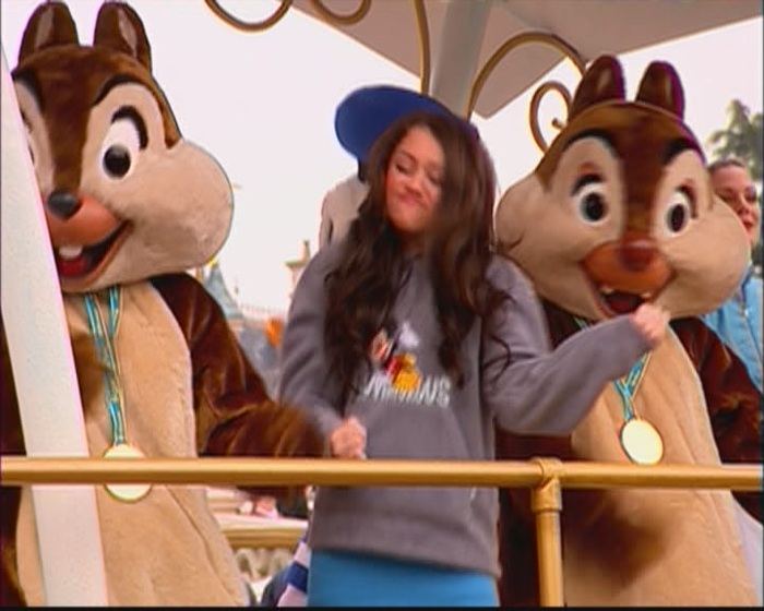 KMP-DVD[(006191)00-02-19] - 0-0  High School Musical 2 Sneak Peak Hannah Montana Rockstar Music Video