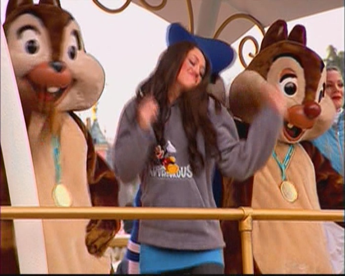 KMP-DVD[(006196)00-02-20] - 0-0  High School Musical 2 Sneak Peak Hannah Montana Rockstar Music Video