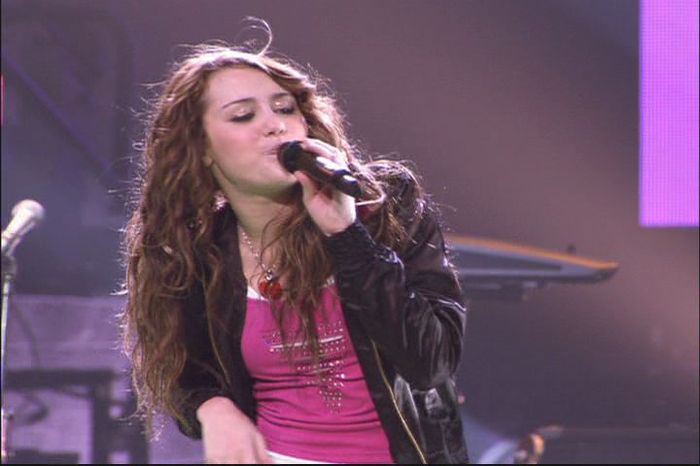 215 - 0-0  Hannah Montana- Miley Cyrus Best of Both Worlds Concert Tour DVD Screencaps