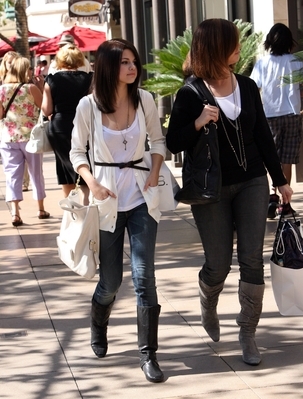normal_selenafanhq08 - Out with her mom