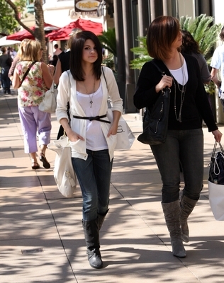 normal_selenafanhq010 - Out with her mom