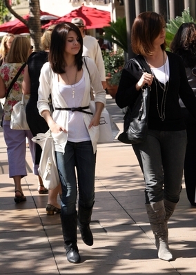 normal_selenafanhq011 - Out with her mom