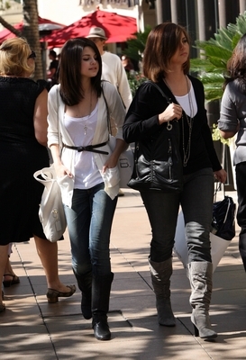 normal_selenafanhq014 - Out with her mom