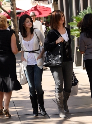 normal_selenafanhq015 - Out with her mom