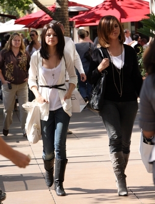 normal_selenafanhq018 - Out with her mom