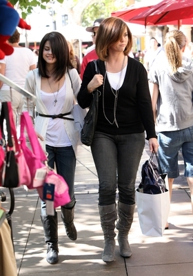 normal_selenafanhq019 - Out with her mom