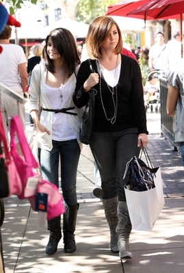 normal_selenafanhq020 - Out with her mom